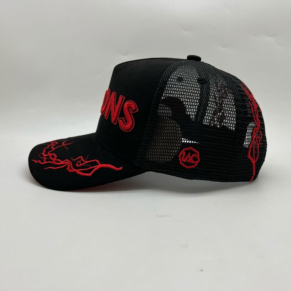 Hudson Hat - +Icons Suede Trucker Hat  - Black-Red - CD0316