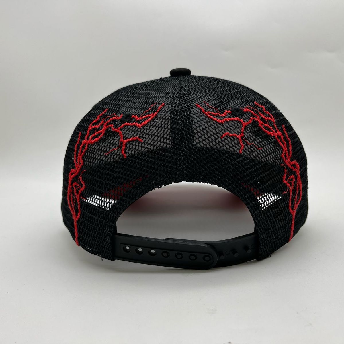 Hudson Hat - +Icons Suede Trucker Hat  - Black-Red - CD0316