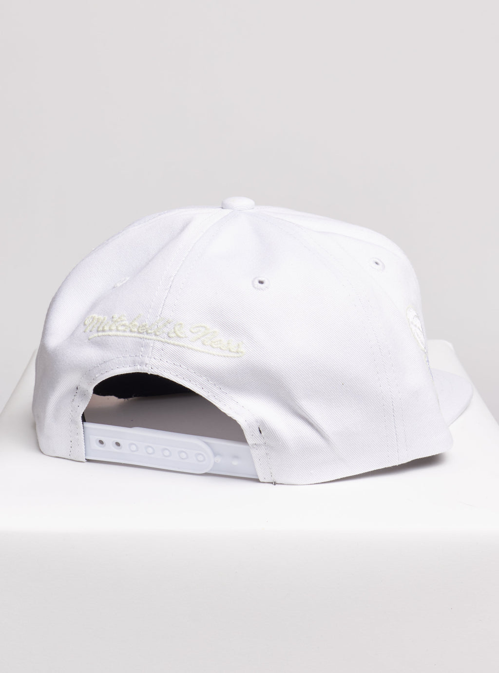 Mitchell & Ness Snapback - UV Reactive - New York Knicks - White - SH20022