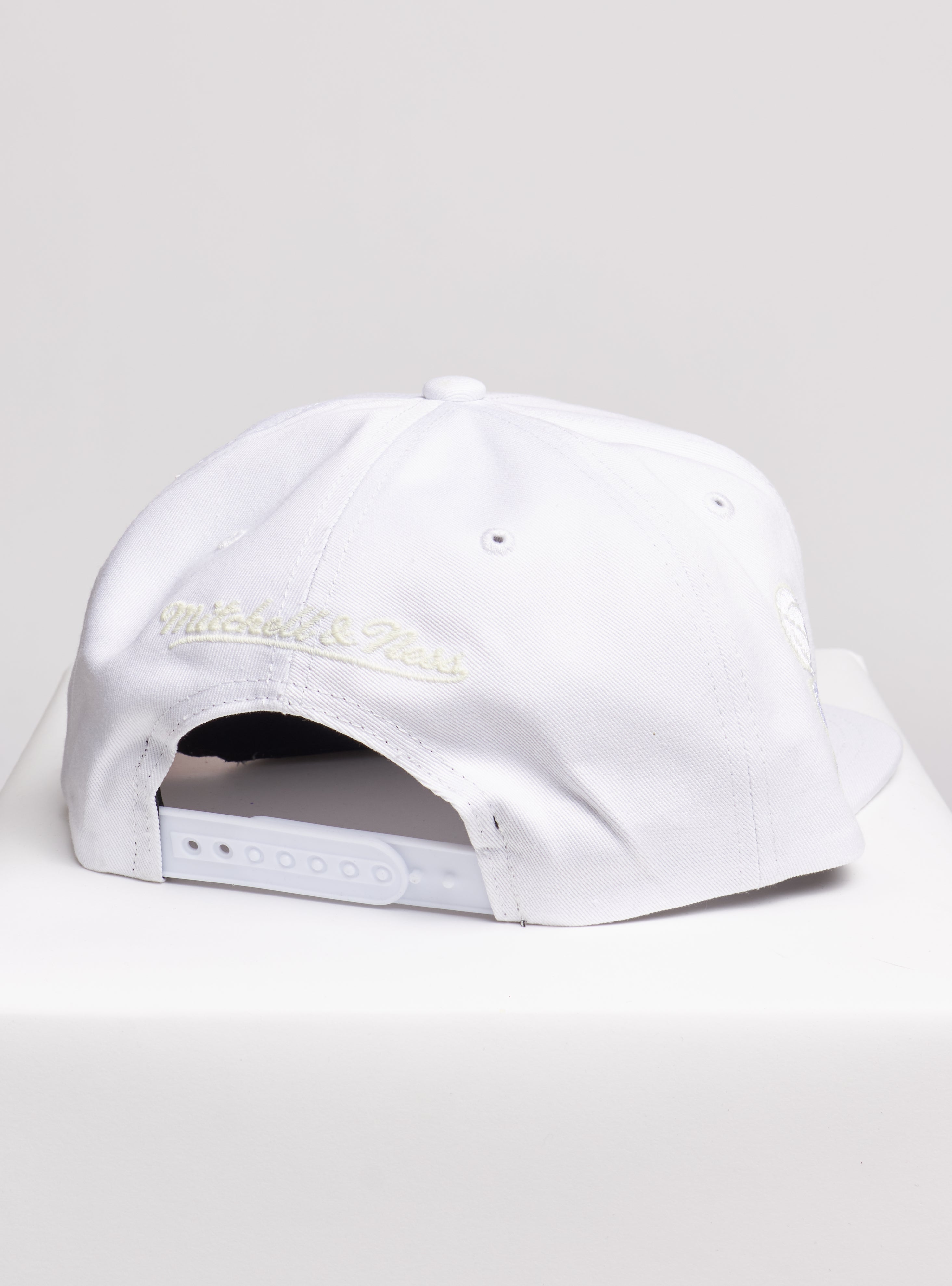 Mitchell & Ness Snapback - UV Reactive - New York Knicks - White - SH20022